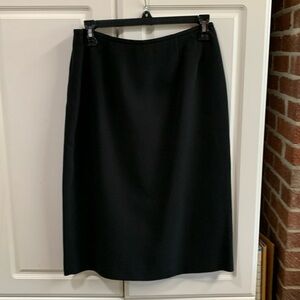 Ladies size 6 black skirt by Le Suit